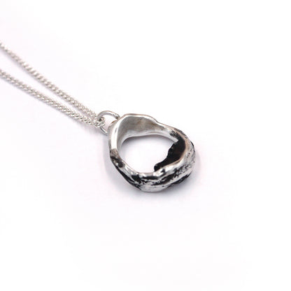 Sierra 02 Necklace in silver (side view)