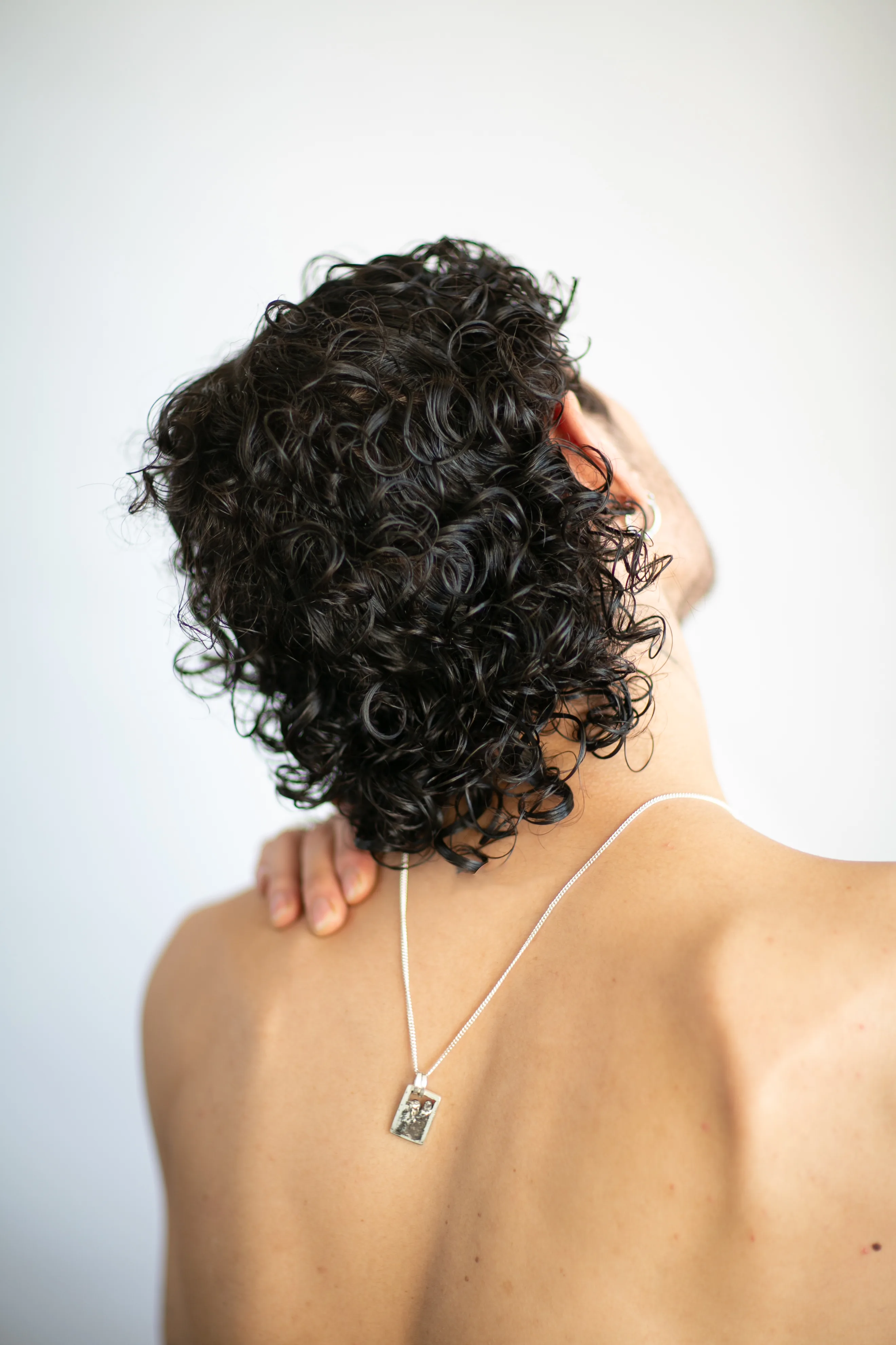 Jewelry worn along the neck